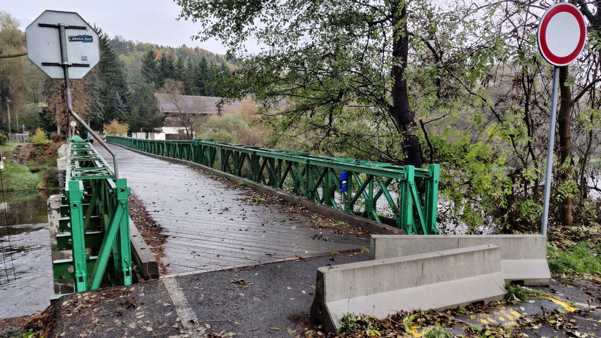 Kvůli uzavřenému mostu vodí rodiče na Karlovarsku už roky své děti do školy kilometry pěšky. Řešení je stále v nedohlednu